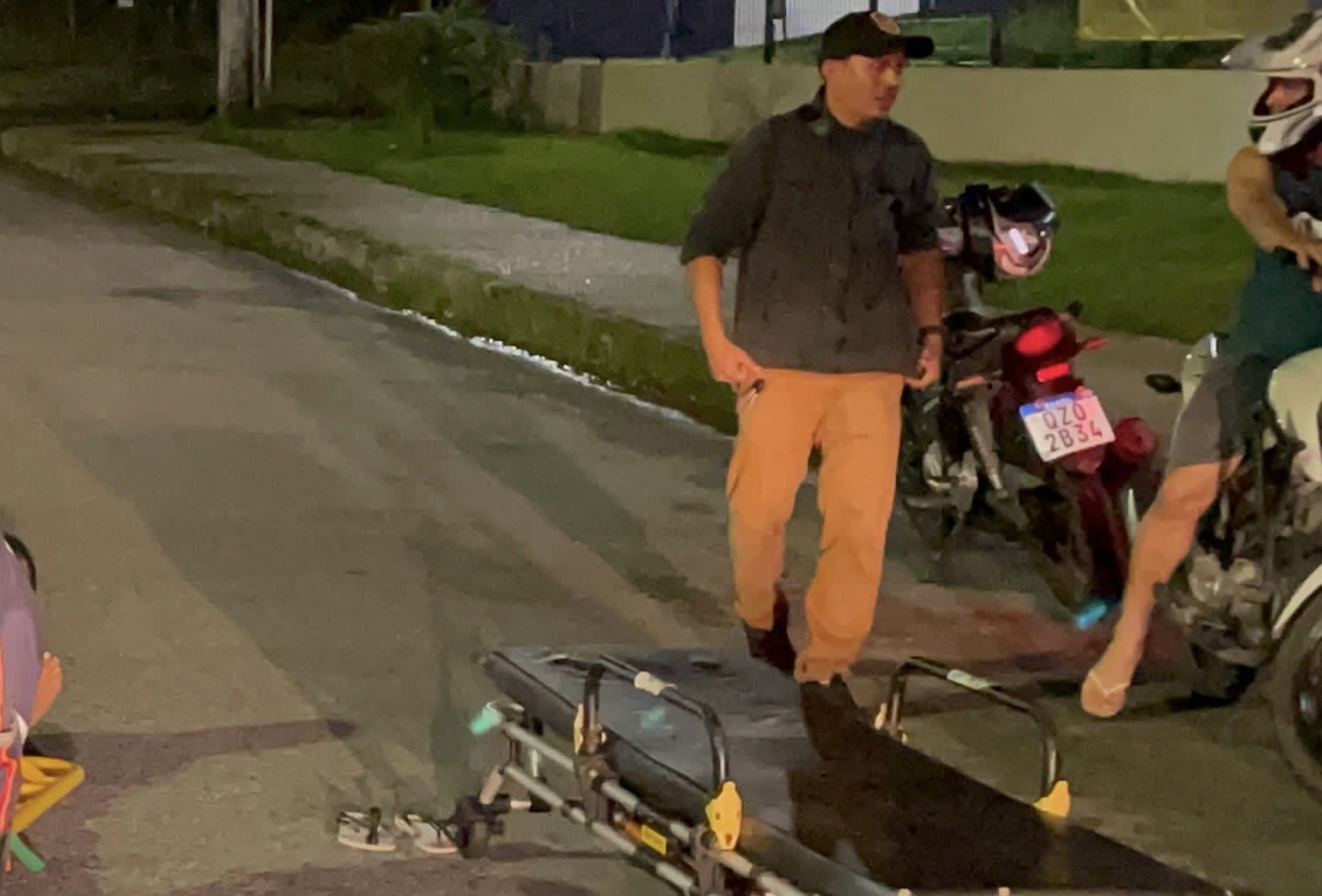 Jovens sofrem grave acidente de moto a caminho do futebol em Manaus