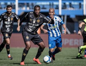 Amazonas FC e Avaí empatam no 1 x 1 em jogo repleto de pressão