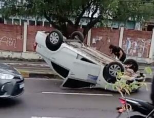 Urgente: carro capota na avenida Djalma Batista, em Manaus; veja vídeo