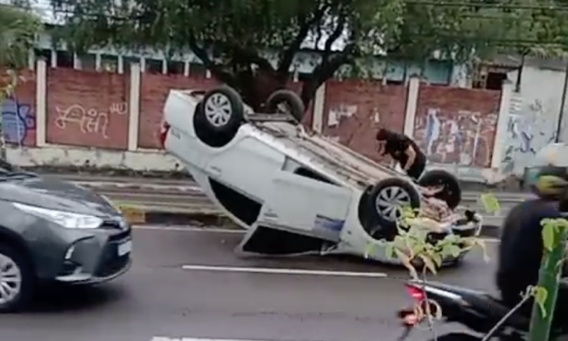 Urgente: carro capota na avenida Djalma Batista, em Manaus; veja vídeo