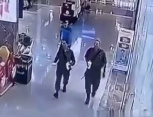 Terr0rista tenta m4tar soldados israelenses dentro de Shopping usando f4ca; veja vídeo
