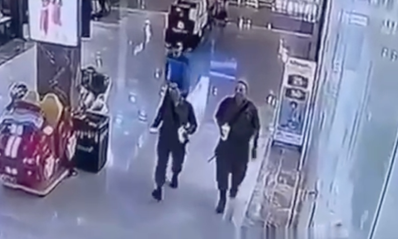 Terr0rista tenta m4tar soldados israelenses dentro de Shopping usando f4ca; veja vídeo