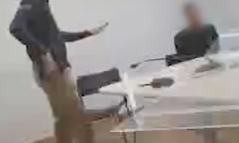 Veja momento que preso surta e d3strói sala de audiência ao descobrir que continuará na cadeia