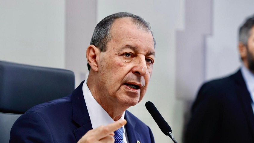 Senador Omar Aziz defende direitos dos consumidores em projeto contra assédio bancário