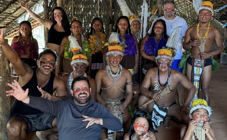 Tribo indígena, botos e natureza: Ex-BBBs curtem passeio turístico em Manaus