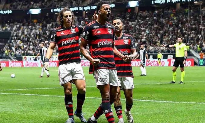 Flamengo goleia Atlético-MG e segue na liderança do Campeonato Brasileiro
