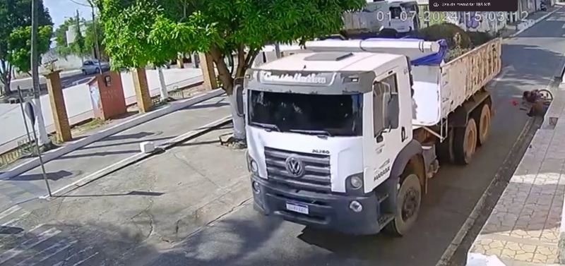 Milagre: adolescente sobrevive após ser atr0pel4do por caminhão; veja vídeo