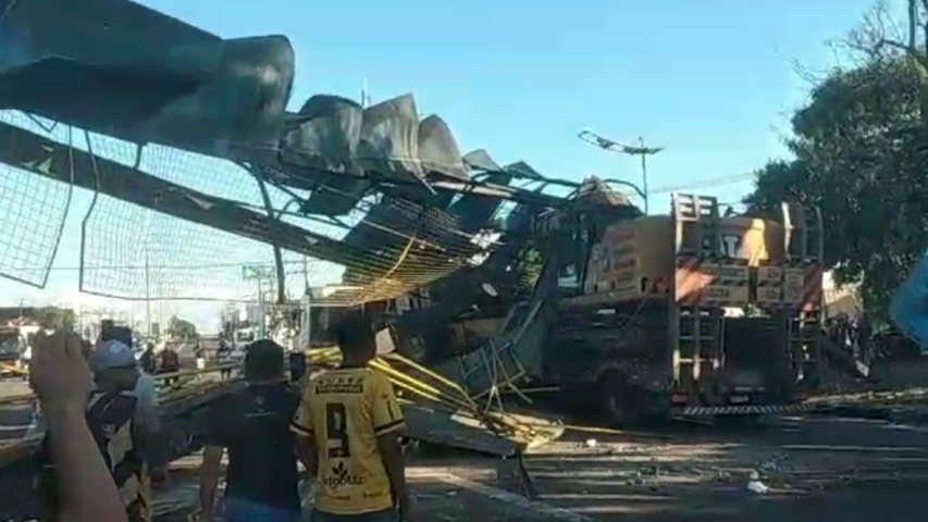 Carreta derruba passarela durante grave ac1dente na Torquato Tapajós; veja vídeos