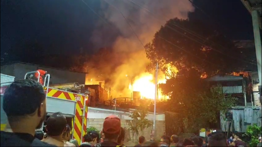 Urgente: incêndio de grandes proporções destrói diversas casas, em Manaus; veja vídeos