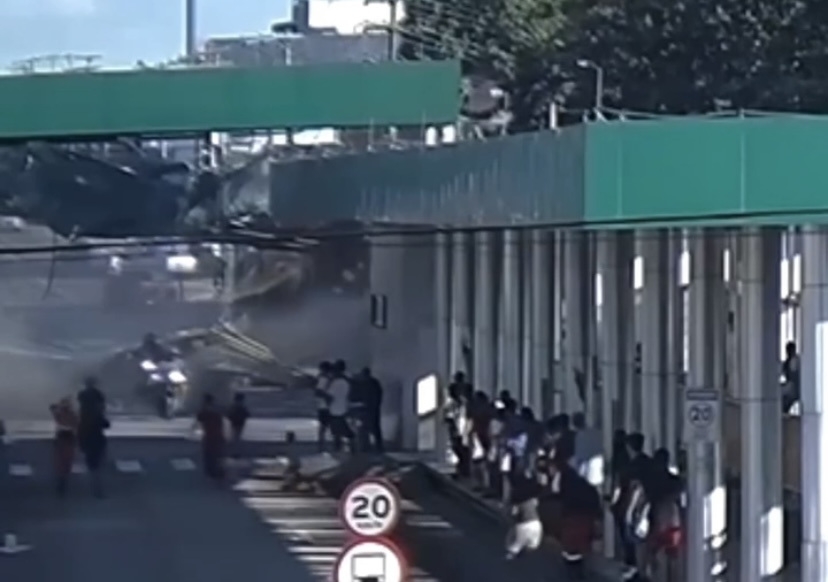 Veja o momento em que passarela desaba após ser atingida por carreta em Manaus