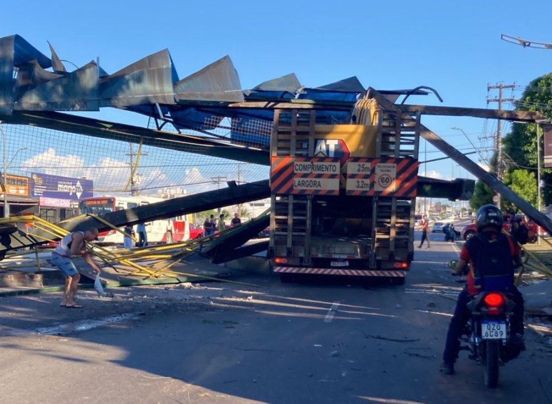 Trânsito na Av. Torquato Tapajós é liberado após passarela ser derrubada por carreta