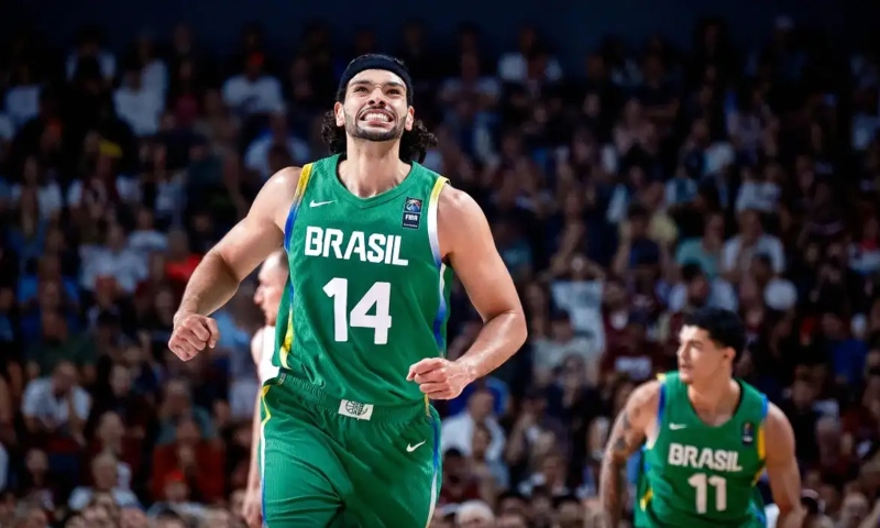 Brasil vence Letônia e se classifica para Paris 2024 no basquete