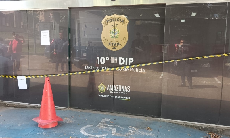 Bandidos audaciosos invadem delegacia no Alvorada e fazem ‘a limpa’; veja vídeo