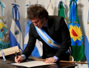 Milei firma acordo com governadores para cortar despesa pública na Argentina