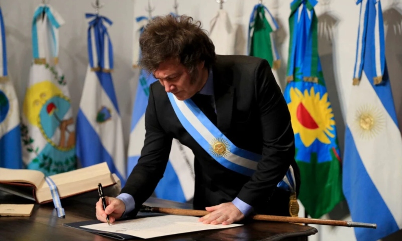 Milei firma acordo com governadores para cortar despesa pública na Argentina