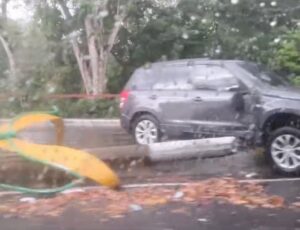Motorista perde controle e derruba poste na zona Centro-Oeste de Manaus; veja vídeo