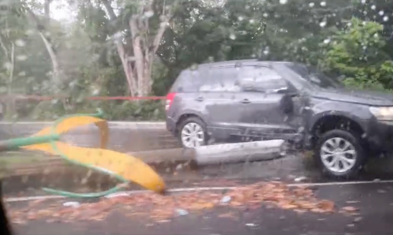 Motorista perde controle e derruba poste na zona Centro-Oeste de Manaus; veja vídeo