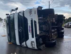 Carreta tomba e deixa trânsito engarrafado na avenida das Flores, em Manaus; veja vídeo Imagens: Tasso Pierre / PORTAL CM7 BRASIL