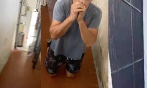 Estuprador implora pela vida após ser pego abusando de criança em Manaus; veja vídeo