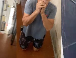 Estupr4dor implora pela vida após ser pego abus4ndo de cri4nça em Manaus; veja vídeo