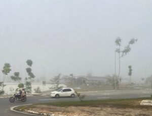 Manaus amanhece coberta por névoa e moradores se questionam: "É fumaça ou neblina?"