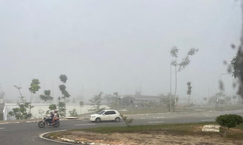 Manaus amanhece coberta por névoa e moradores se questionam: “É fumaça ou neblina?”