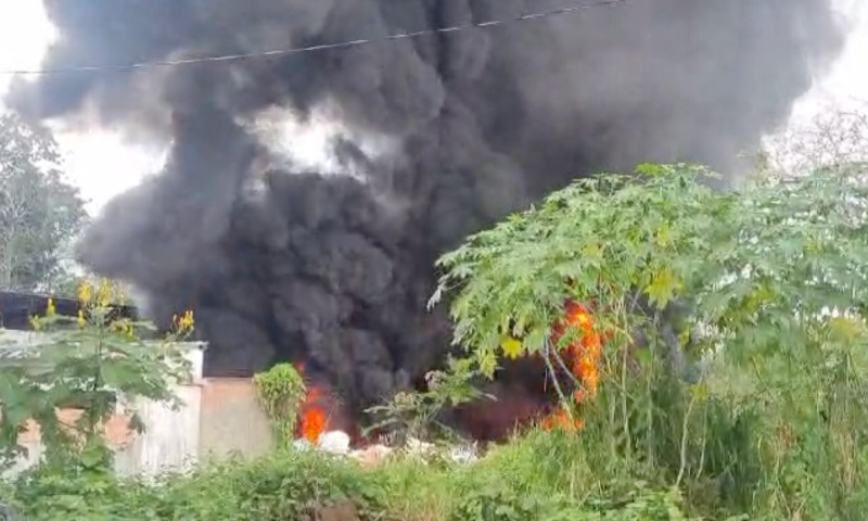 Urgente: grande incêndio devasta área no bairro Tarumã; veja vídeos
