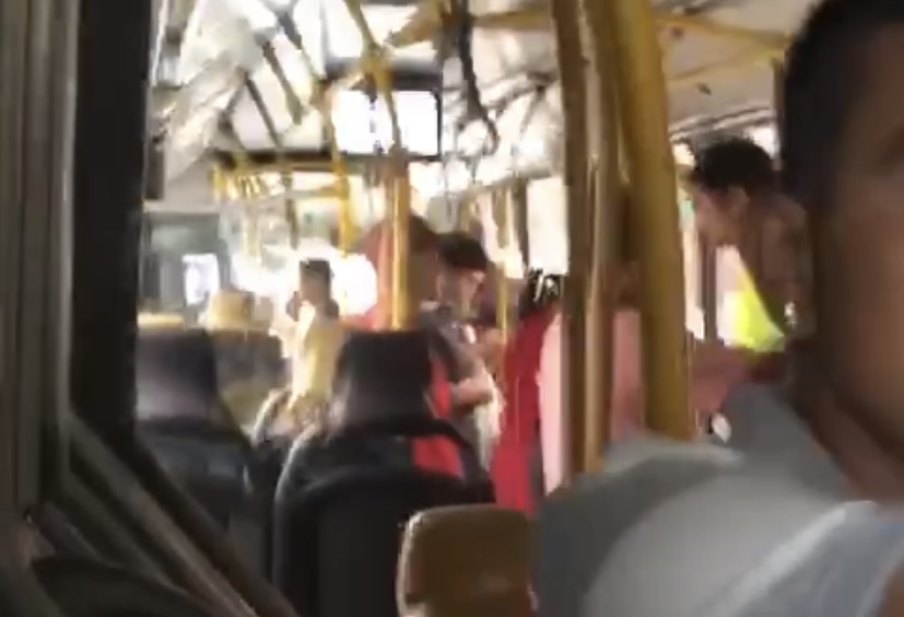 Bandid0s esfaquei4m passageiro durante assalt0 a ônibus em Manaus; veja vídeo