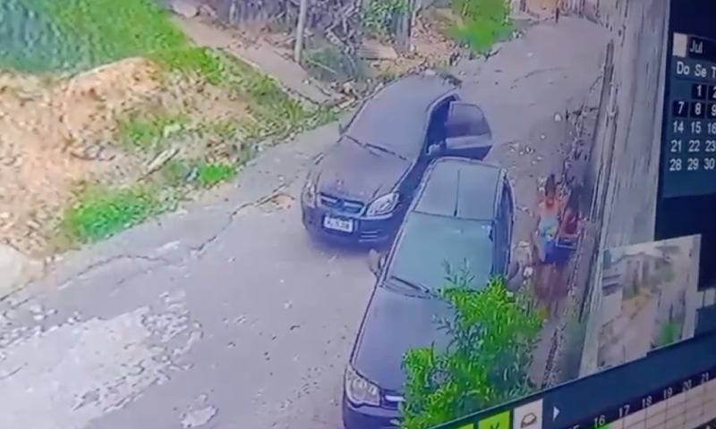 Covardia sem limites: criminosos assaltam mulher com criança no bairro Santa Etelvina; veja vídeo