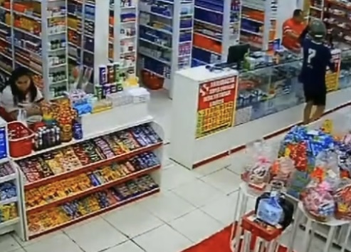 Criminos0s tocam o terror em drogaria durante assalt0 em Manaus; veja o vídeo