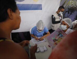 Programa Governo Presente oferta serviços de Cidadania, Saúde, Crédito e Lazer para moradores da zona leste de Manaus