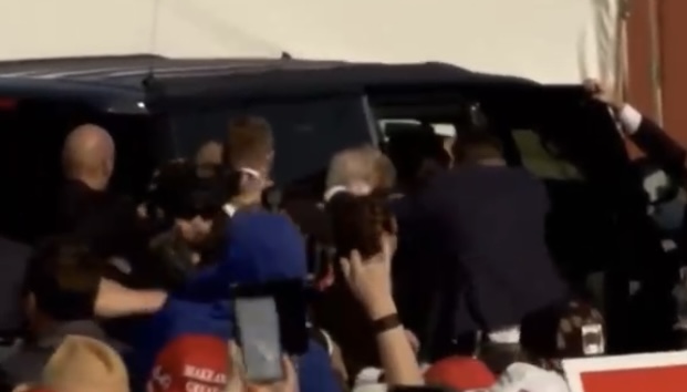 Vídeo mostra momento em que Trump é levado às pressas após atent4d0; veja