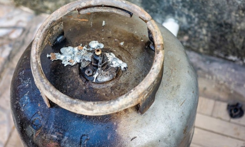Botija de gás explode dentro de casa e mãe e filho ficam feridos, em Manaus