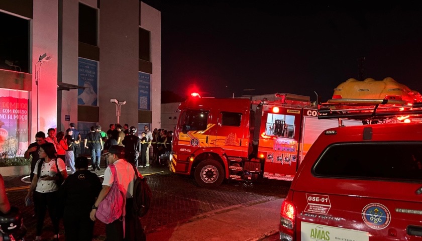 Urgente: loja de massoterapia pega fogo no bairro Parque Dez