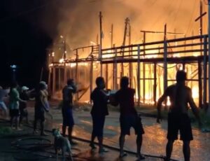 Criança m0rre durante incêndio que destruiu mais de 10 casas em Nhamundá; veja vídeo