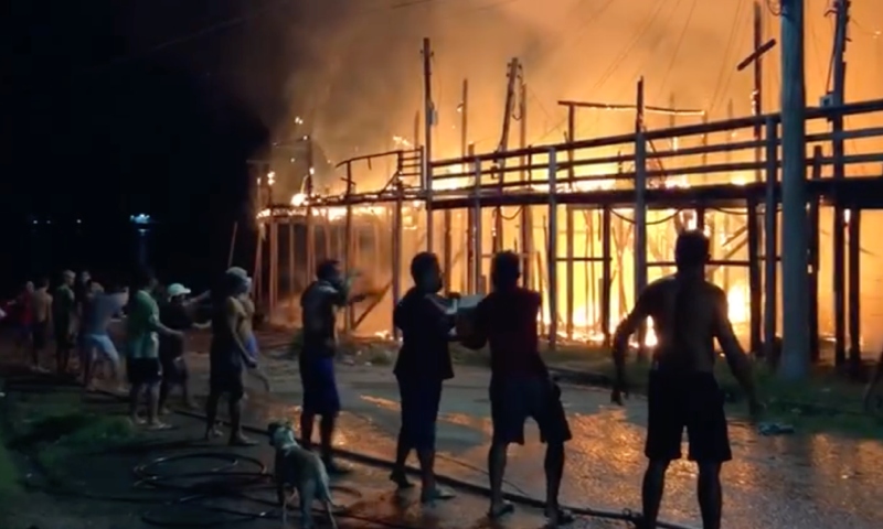 Criança m0rre durante incêndio que destruiu mais de 10 casas em Nhamundá; veja vídeo