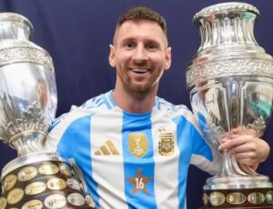 Messi exibe troféus da Copa América após vitória Argentina contra a Colômbia