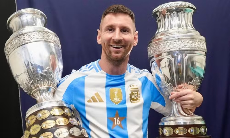 Messi exibe troféus da Copa América após vitória da Argentina contra a Colômbia