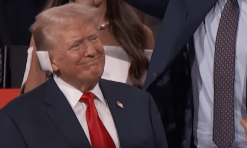 Com curativo na orelha, Donald Trump faz 1ª aparição pública após sofrer atentado