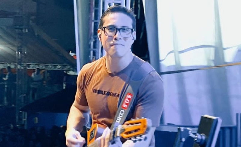Cantor recebe descarga elétrica e m0rre no palco durante show