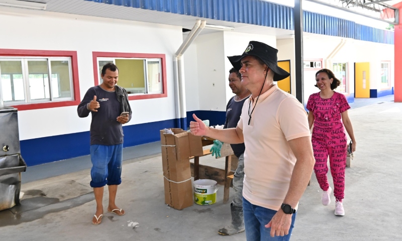 Prefeito David Almeida vistoria obras e serviços de pavimentação de ruas em Manaus