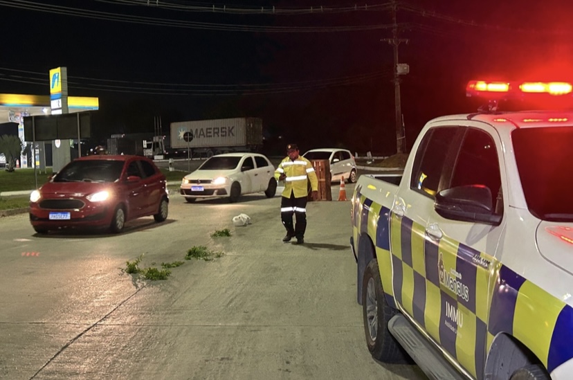 Caminhão derrama óleo nas ruas e causa graves acidentes em Manaus; veja