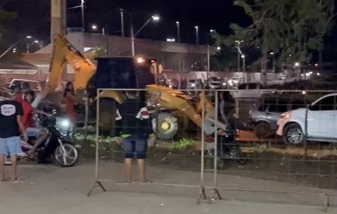 Motorista arrasta carros com retroescavadeira para ‘se livrar’ de trânsito; veja vídeo