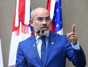 Moradora da Comunidade do Rio Arari, em Itacoatiara, cobra promessas do deputado Cabo Maciel; veja vídeo