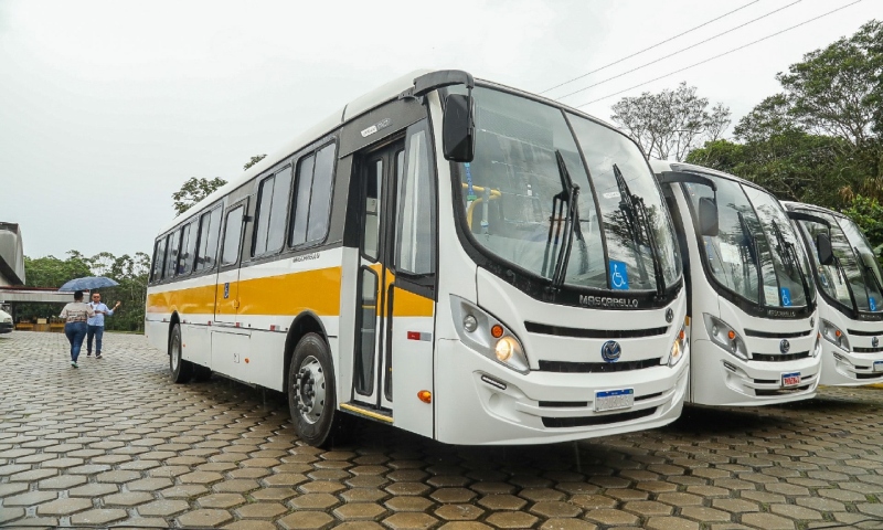 Licitação da SEMED para locação de ônibus é suspensa pelo TCE-AM por irregularidades