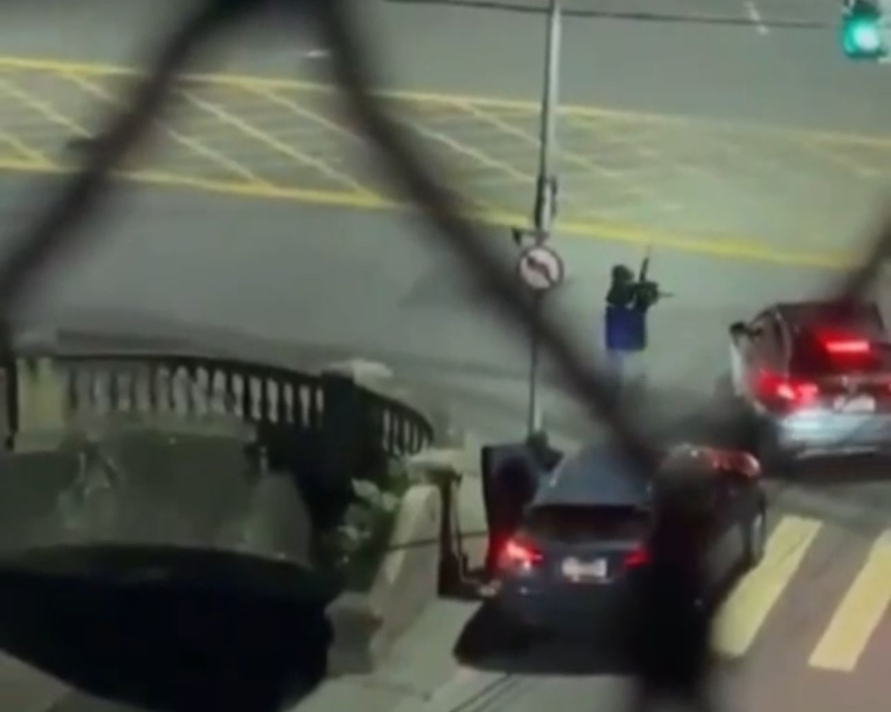 Cr1min0sos arm4dos com fuz1s r0ubam carro de luxo em via pública no RJ