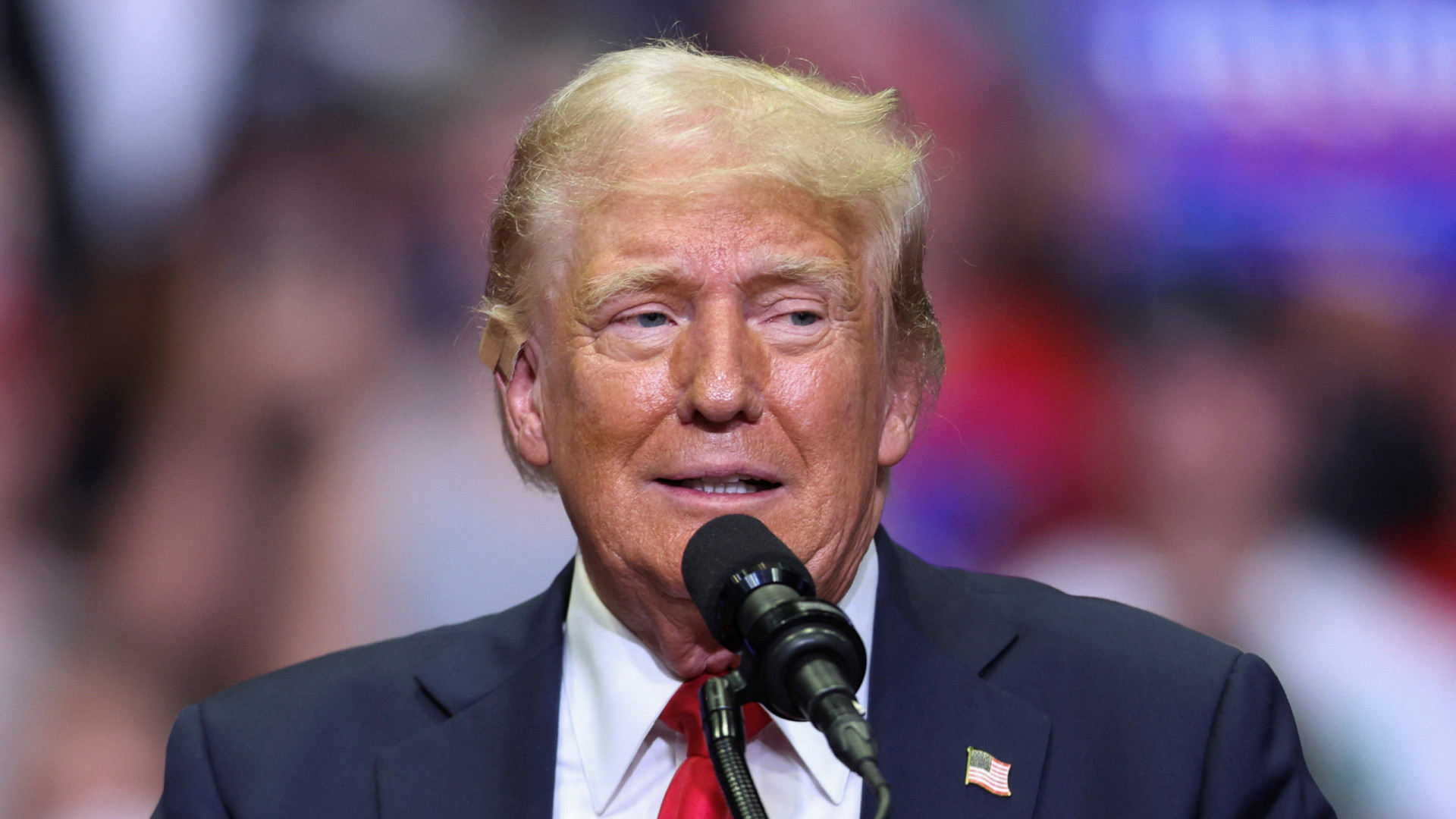 Trump volta a falar de ataque em comício e médico descreve “milagre”