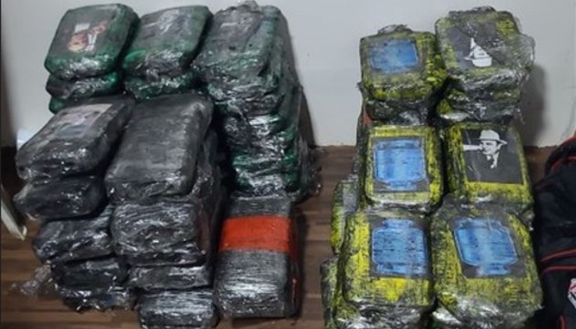 ‘Até o talo!’: mulher é presa com 77 kg de cocaína no Amazonas