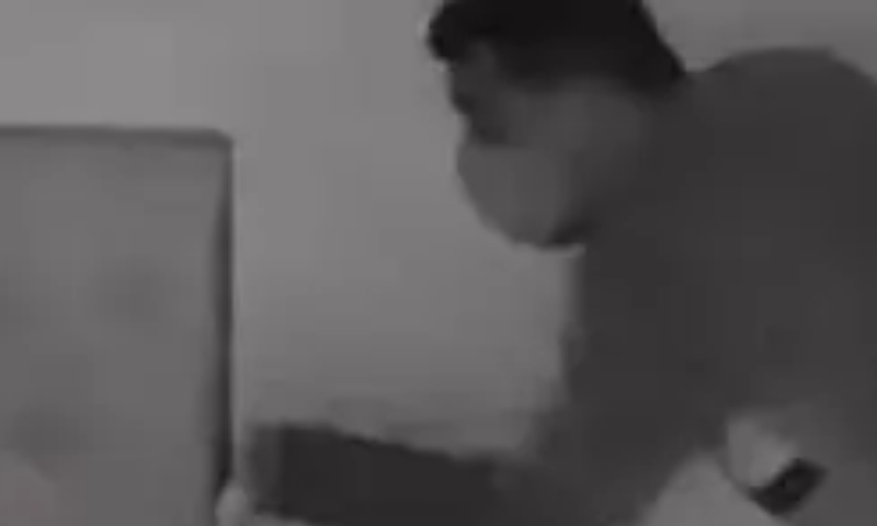 Veja momento em que bandido inv4de casa para roubar enquanto casal dorme com b3bê