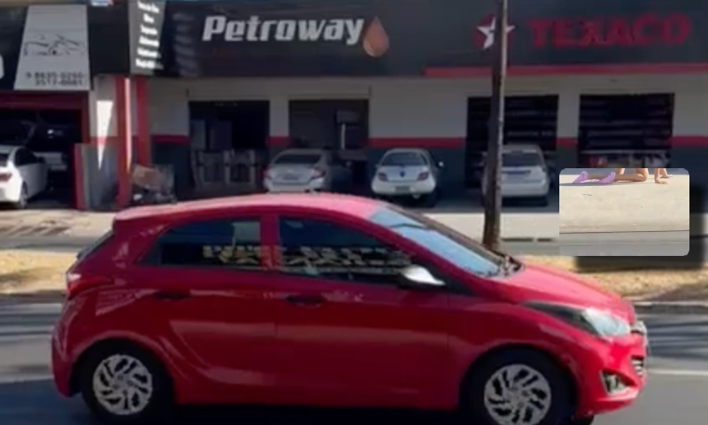 Inusitado: novinha s4peca é flagrada engatinh4ndo ‘como veio ao mundo’ em avenida movimentada; veja vídeo